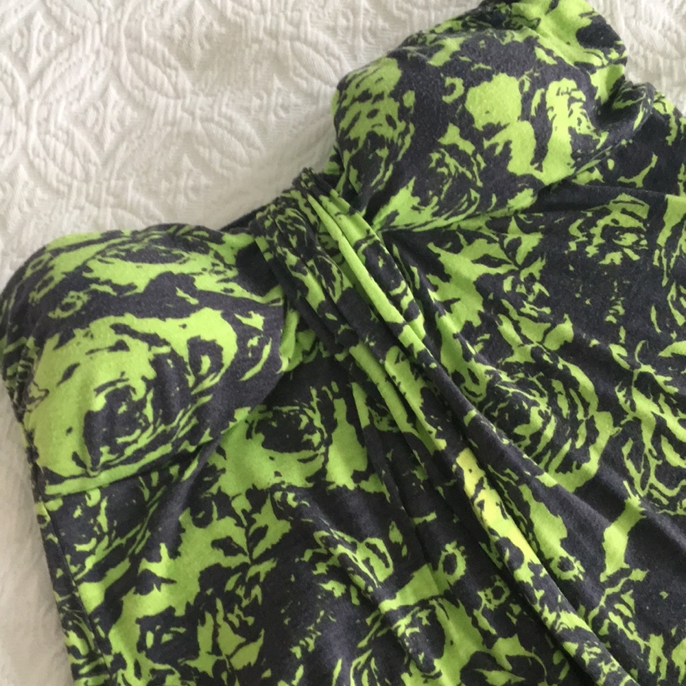 Nollie small strapless padded top. - Picture 2 of 4